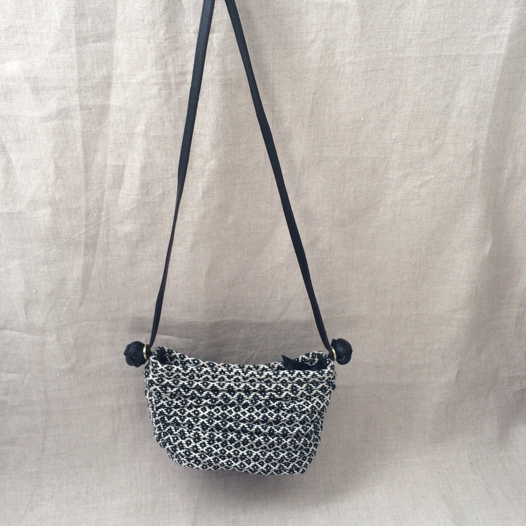 HANDBAG BLACK AND WHITE WEAVING SMALL/SAC BANDOULIERE TISSE NOIR ET BLANC