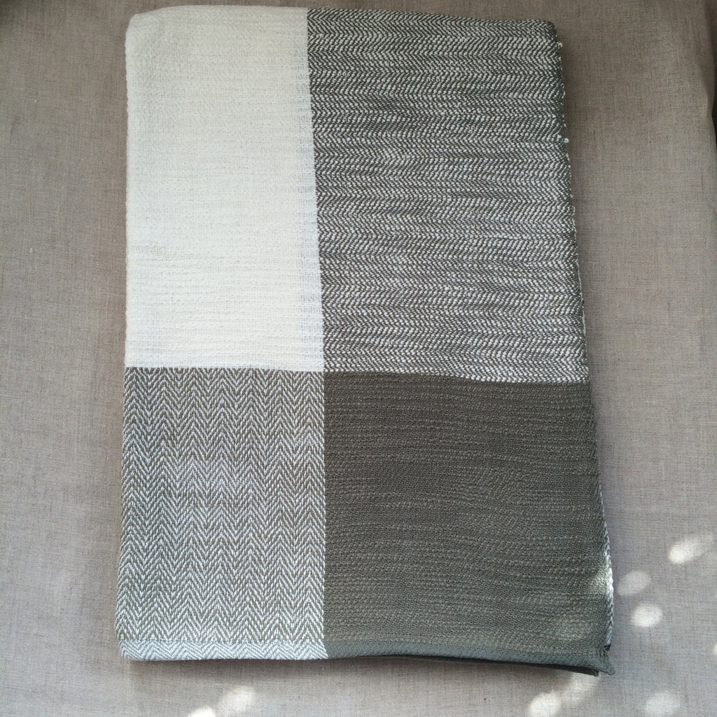 PLAID WHITE AND KAKI