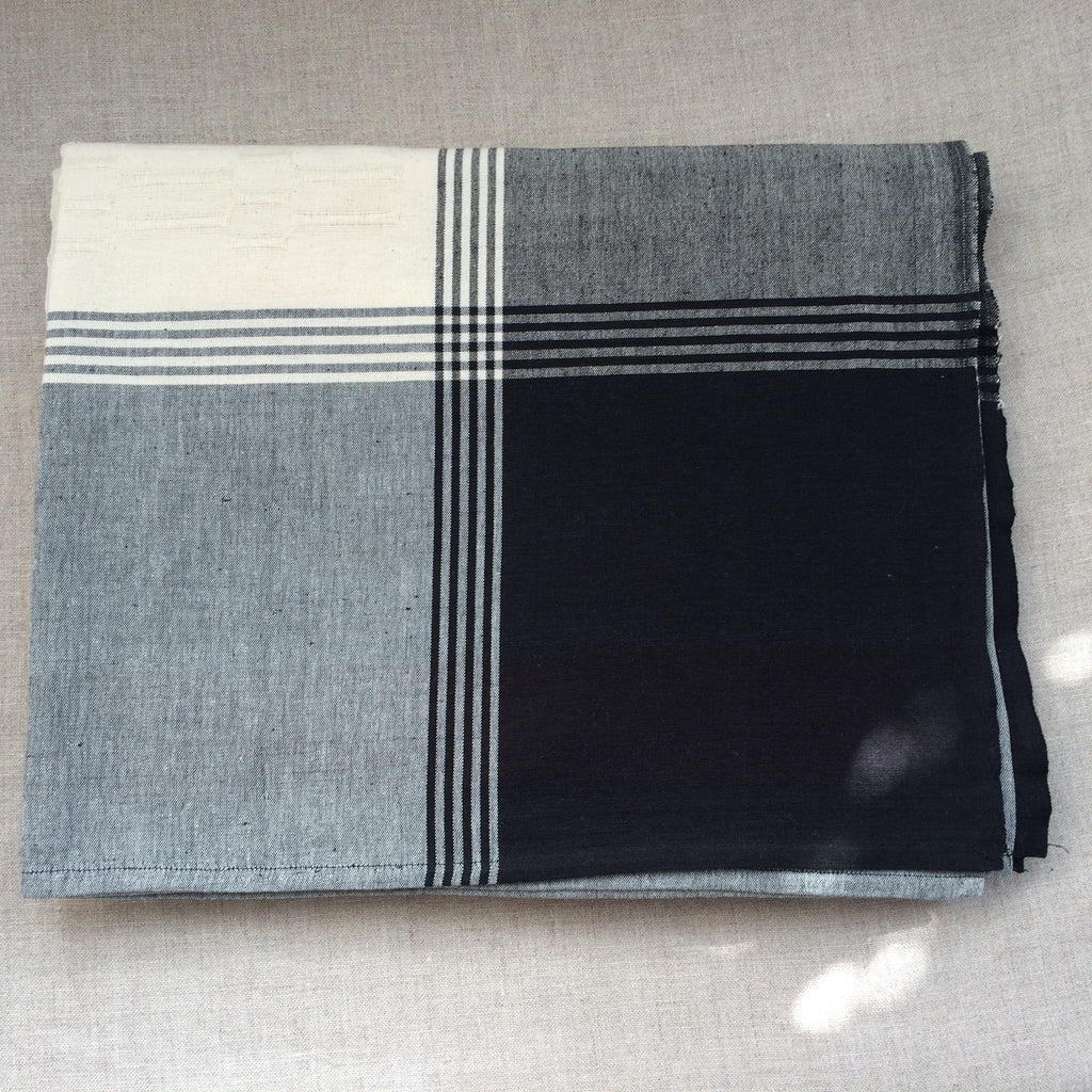 TABLE CLOTH BLACK AND WHITE/NAPPE NOIR BLANC
